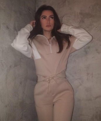 Живу в самой сердце Москвы, где создаю уникальные моменты разврата и наслаждения. Мои услуги насыщены страстью и энергией, которую я безоговорочно подарю только тебе. Открой дверь в мир интимного блаженства, где каждое мгновение наполнено желанием и наслаждением. Гарантирую полный релакс, фантастическую эмоциональную связь и незабываемые впечатления. Буду рада сделать твои мечты реальностью. Приходи, ведь незабываемое экстазное приключение ждет нас! 😘💋🌟 14940, 25 лет